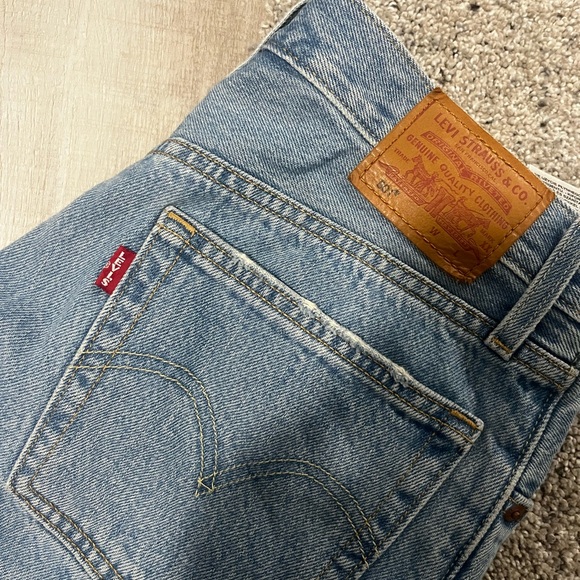 Levi’s highwaisted Light wash jean shorts. Some tips. Size 4/6. - Picture 2 of 6